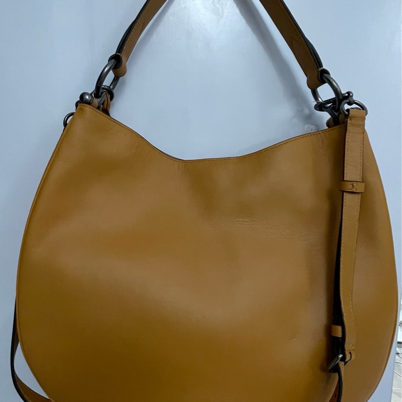 美國正櫃coach半月包-1