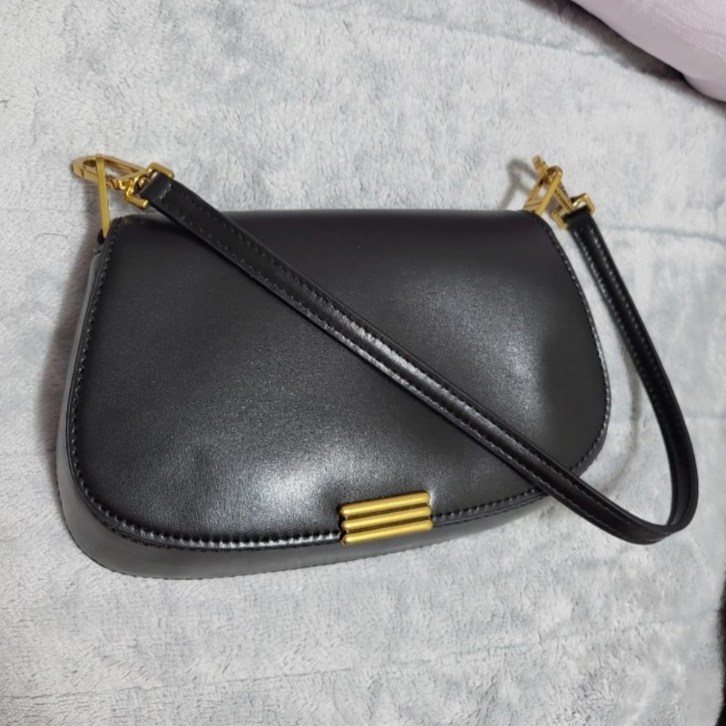 Charlesl&Keith小CK條紋釦磁吸梯形包-1