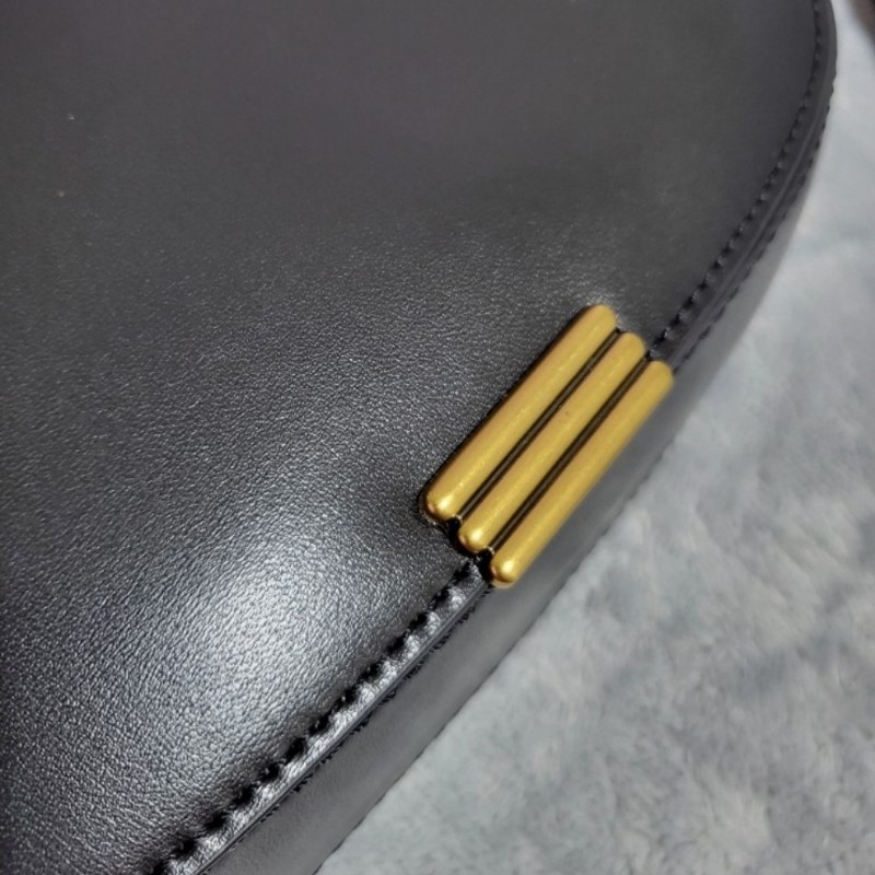 Charlesl&Keith小CK條紋釦磁吸梯形包-3