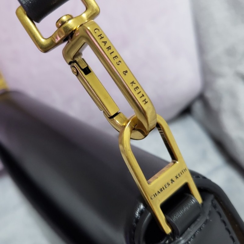 Charlesl&Keith小CK條紋釦磁吸梯形包-5