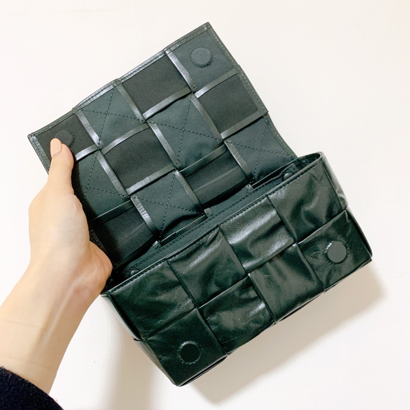 🌟全新🌟《有購證 機場免稅店購入》 Bottega Veneta Cassette 編織大格紋皮革腰包 BV /卡帶包-1