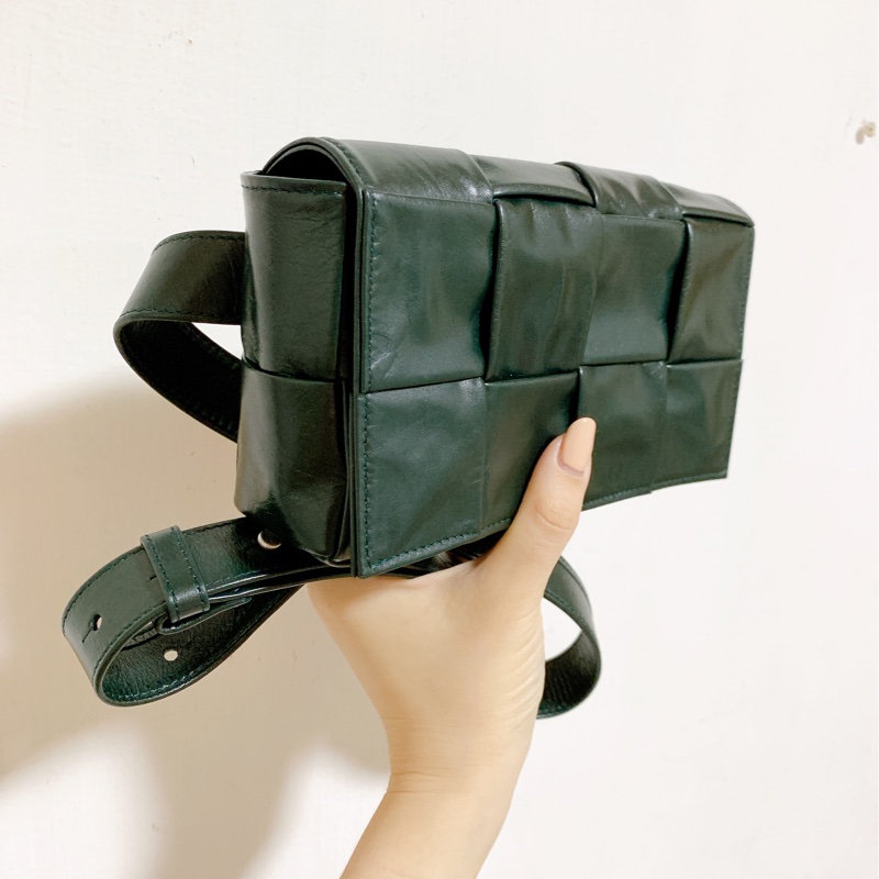 🌟全新🌟《有購證 機場免稅店購入》 Bottega Veneta Cassette 編織大格紋皮革腰包 BV /卡帶包-3