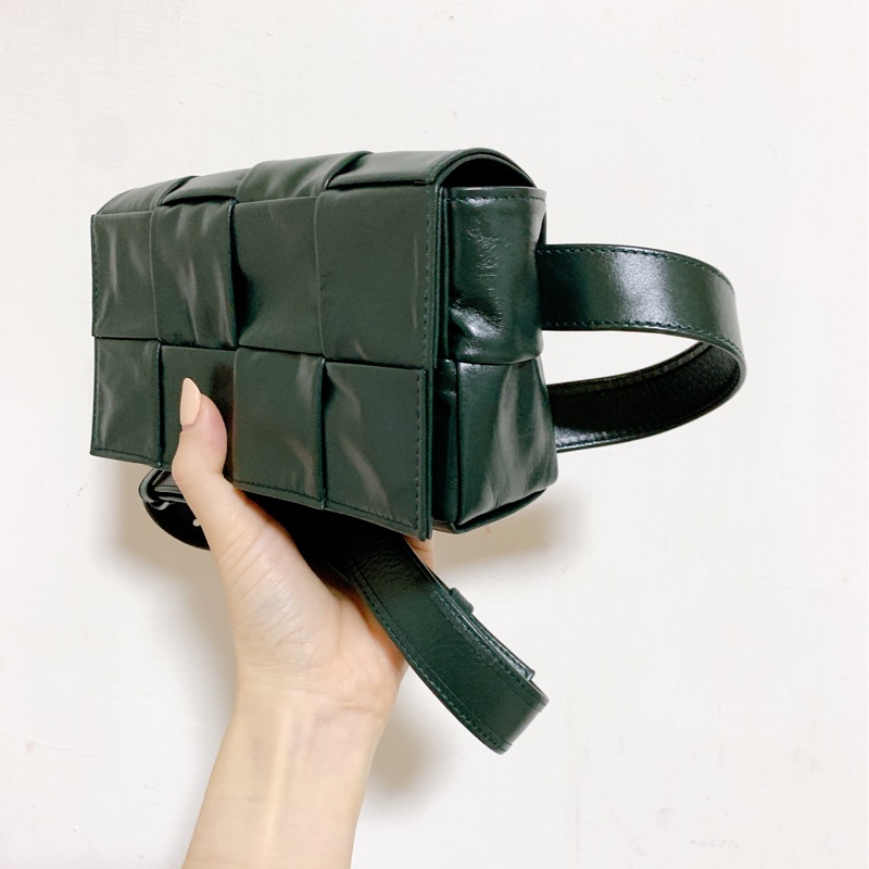 🌟全新🌟《有購證 機場免稅店購入》 Bottega Veneta Cassette 編織大格紋皮革腰包 BV /卡帶包-4