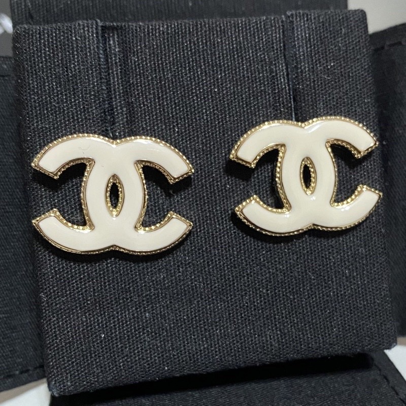CHANEL 香奈兒22白色淡金邊CC琺瑯耳環(耳針式)-0