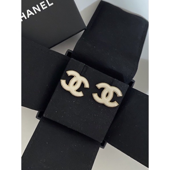 CHANEL 香奈兒22白色淡金邊CC琺瑯耳環(耳針式)-1