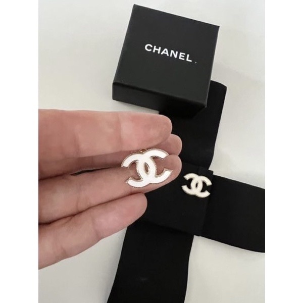 CHANEL 香奈兒22白色淡金邊CC琺瑯耳環(耳針式)-2