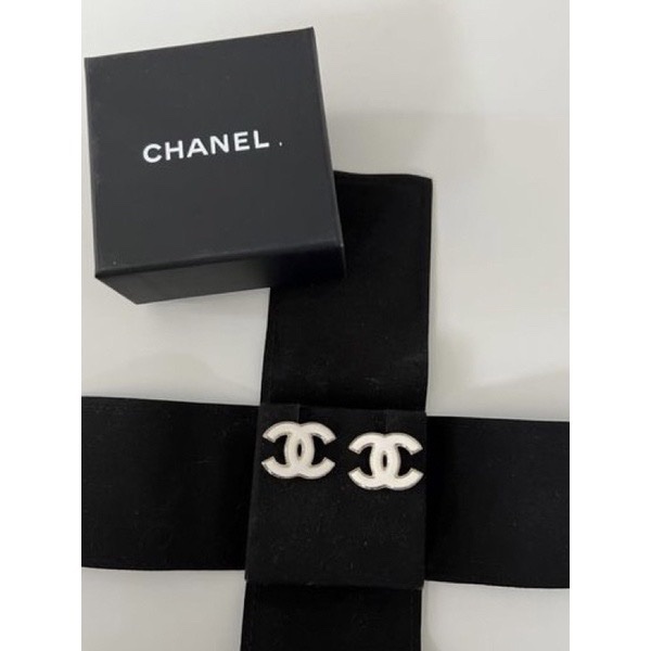 CHANEL 香奈兒22白色淡金邊CC琺瑯耳環(耳針式)-3