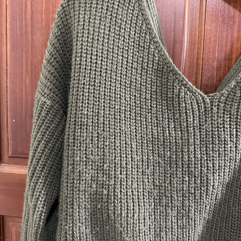 性感V領露背針織毛衣🧶氣質卻有小心機的小穿搭😆-3