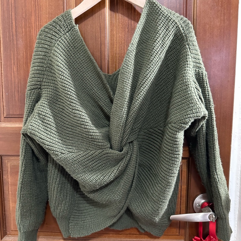 性感V領露背針織毛衣🧶氣質卻有小心機的小穿搭😆-6