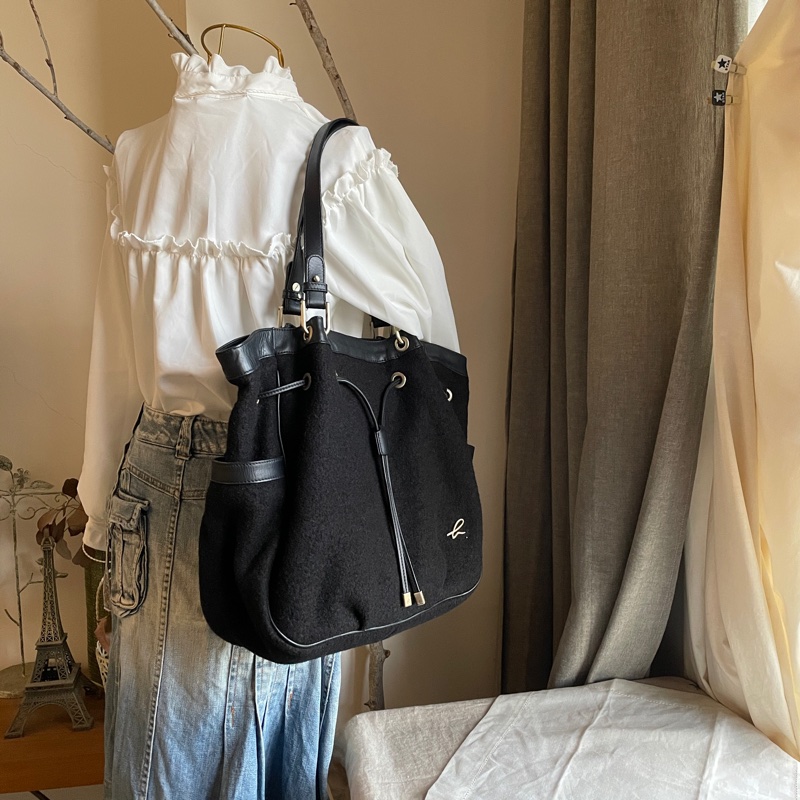 小資通勤 hobo包🍃 agnes b. 羊毛 🍃托特包/側背包/媽媽包/手提🍃 正品🍃 況好🍃異材質拼接🍃抽繩 🍃@🎠瀟瀟的#LV#Chanel#Dior#Gucci#YSL /Prada /Burberry /Celine /Chloe /Bally /Tods /BV /MiuMiu /MJ-0