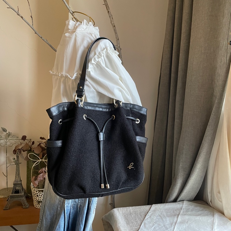 小資通勤 hobo包🍃 agnes b. 羊毛 🍃托特包/側背包/媽媽包/手提🍃 正品🍃 況好🍃異材質拼接🍃抽繩 🍃@🎠瀟瀟的#LV#Chanel#Dior#Gucci#YSL /Prada /Burberry /Celine /Chloe /Bally /Tods /BV /MiuMiu /MJ-1