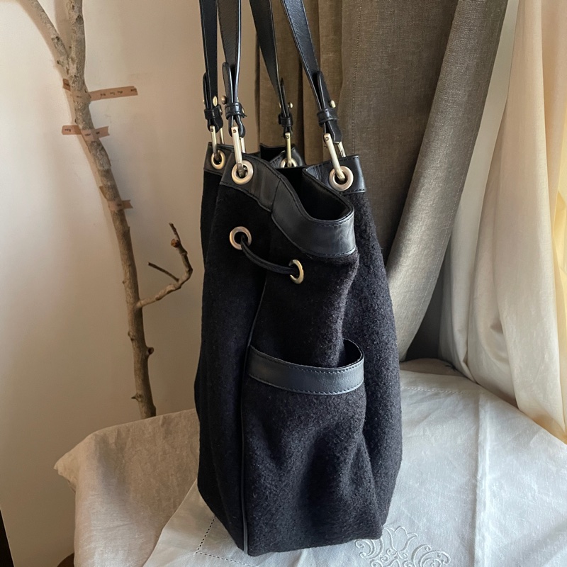 小資通勤 hobo包🍃 agnes b. 羊毛 🍃托特包/側背包/媽媽包/手提🍃 正品🍃 況好🍃異材質拼接🍃抽繩 🍃@🎠瀟瀟的#LV#Chanel#Dior#Gucci#YSL /Prada /Burberry /Celine /Chloe /Bally /Tods /BV /MiuMiu /MJ-4