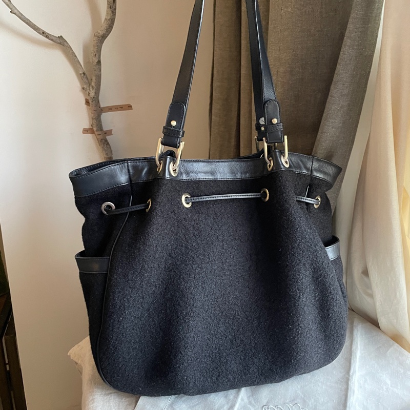 小資通勤 hobo包🍃 agnes b. 羊毛 🍃托特包/側背包/媽媽包/手提🍃 正品🍃 況好🍃異材質拼接🍃抽繩 🍃@🎠瀟瀟的#LV#Chanel#Dior#Gucci#YSL /Prada /Burberry /Celine /Chloe /Bally /Tods /BV /MiuMiu /MJ-5