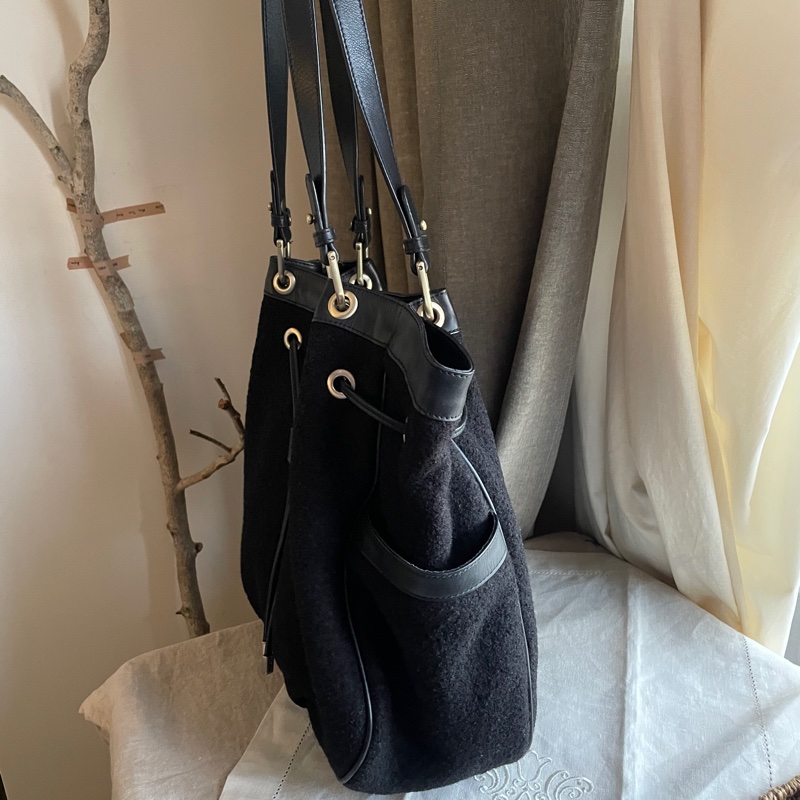 小資通勤 hobo包🍃 agnes b. 羊毛 🍃托特包/側背包/媽媽包/手提🍃 正品🍃 況好🍃異材質拼接🍃抽繩 🍃@🎠瀟瀟的#LV#Chanel#Dior#Gucci#YSL /Prada /Burberry /Celine /Chloe /Bally /Tods /BV /MiuMiu /MJ-6