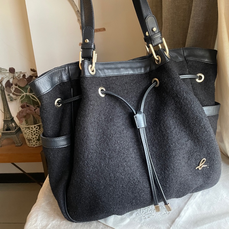 小資通勤 hobo包🍃 agnes b. 羊毛 🍃托特包/側背包/媽媽包/手提🍃 正品🍃 況好🍃異材質拼接🍃抽繩 🍃@🎠瀟瀟的#LV#Chanel#Dior#Gucci#YSL /Prada /Burberry /Celine /Chloe /Bally /Tods /BV /MiuMiu /MJ-8