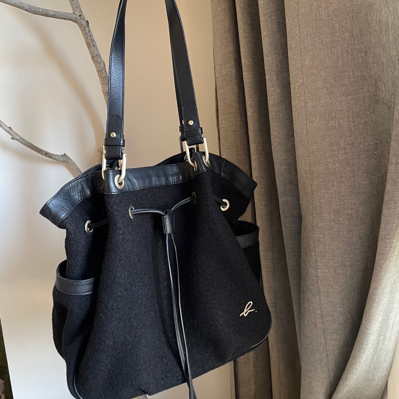 小資通勤 hobo包🍃 agnes b. 羊毛 🍃托特包/側背包/媽媽包/手提🍃 正品🍃 況好🍃異材質拼接🍃抽繩 🍃@🎠瀟瀟的#LV#Chanel#Dior#Gucci#YSL /Prada /Burberry /Celine /Chloe /Bally /Tods /BV /MiuMiu /MJ-9