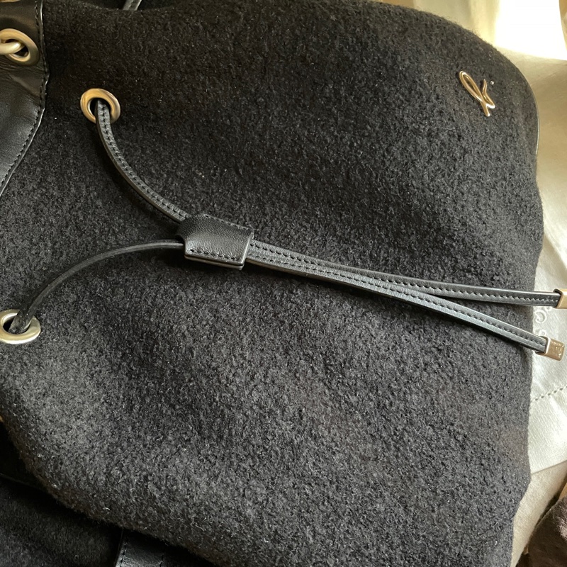 小資通勤 hobo包🍃 agnes b. 羊毛 🍃托特包/側背包/媽媽包/手提🍃 正品🍃 況好🍃異材質拼接🍃抽繩 🍃@🎠瀟瀟的#LV#Chanel#Dior#Gucci#YSL /Prada /Burberry /Celine /Chloe /Bally /Tods /BV /MiuMiu /MJ-13