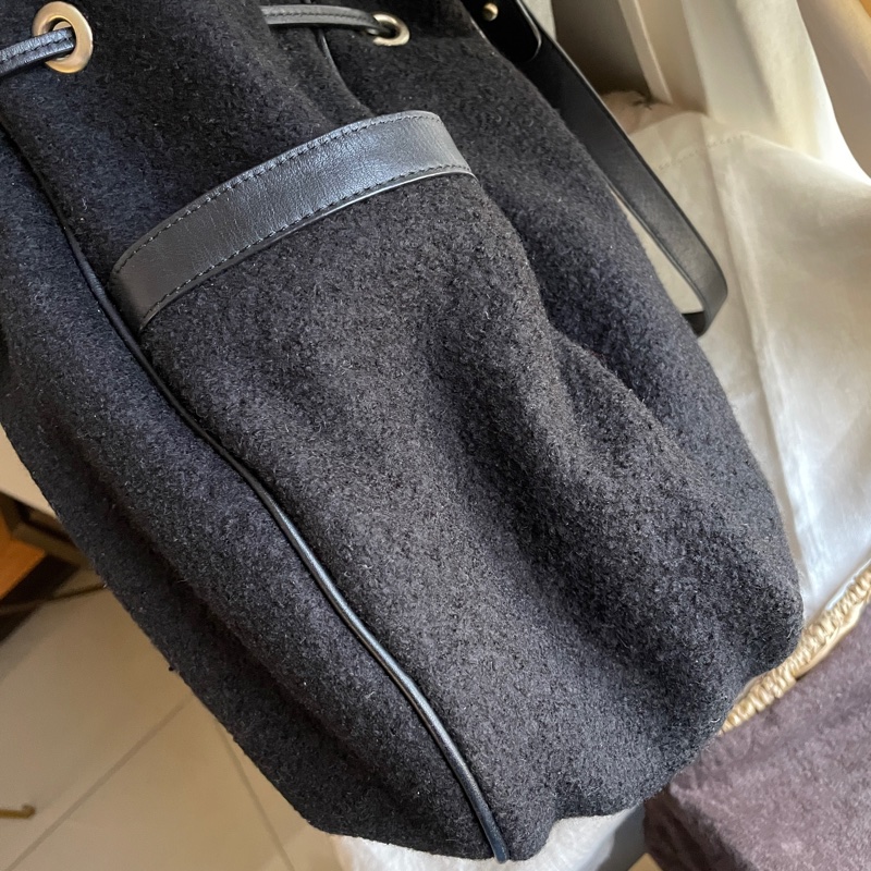 小資通勤 hobo包🍃 agnes b. 羊毛 🍃托特包/側背包/媽媽包/手提🍃 正品🍃 況好🍃異材質拼接🍃抽繩 🍃@🎠瀟瀟的#LV#Chanel#Dior#Gucci#YSL /Prada /Burberry /Celine /Chloe /Bally /Tods /BV /MiuMiu /MJ-15