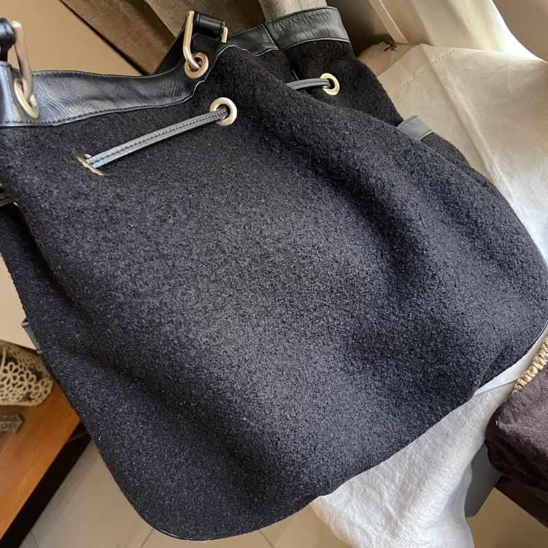 小資通勤 hobo包🍃 agnes b. 羊毛 🍃托特包/側背包/媽媽包/手提🍃 正品🍃 況好🍃異材質拼接🍃抽繩 🍃@🎠瀟瀟的#LV#Chanel#Dior#Gucci#YSL /Prada /Burberry /Celine /Chloe /Bally /Tods /BV /MiuMiu /MJ-16