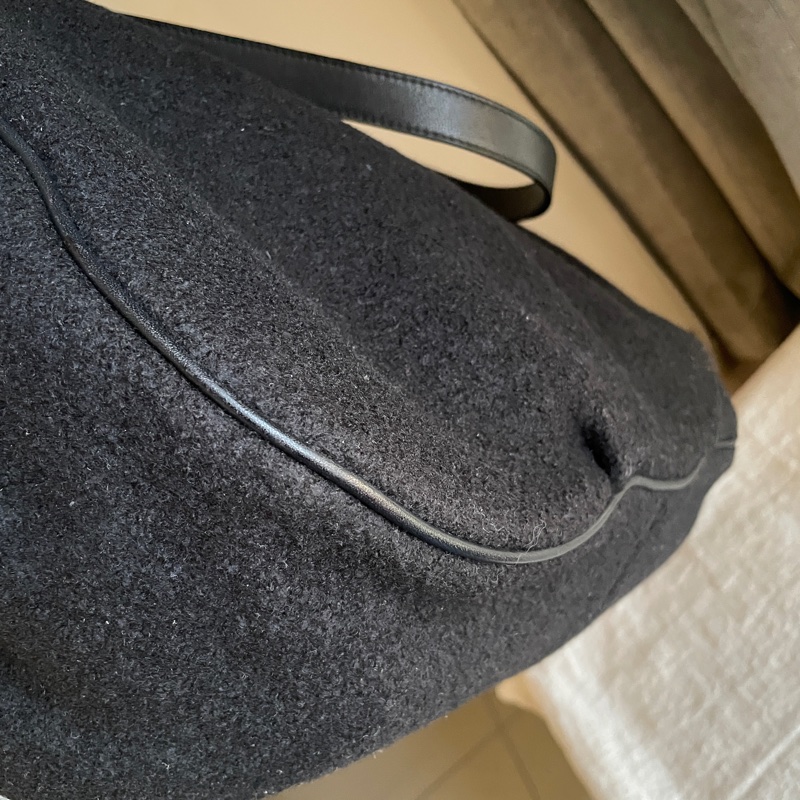 小資通勤 hobo包🍃 agnes b. 羊毛 🍃托特包/側背包/媽媽包/手提🍃 正品🍃 況好🍃異材質拼接🍃抽繩 🍃@🎠瀟瀟的#LV#Chanel#Dior#Gucci#YSL /Prada /Burberry /Celine /Chloe /Bally /Tods /BV /MiuMiu /MJ-21