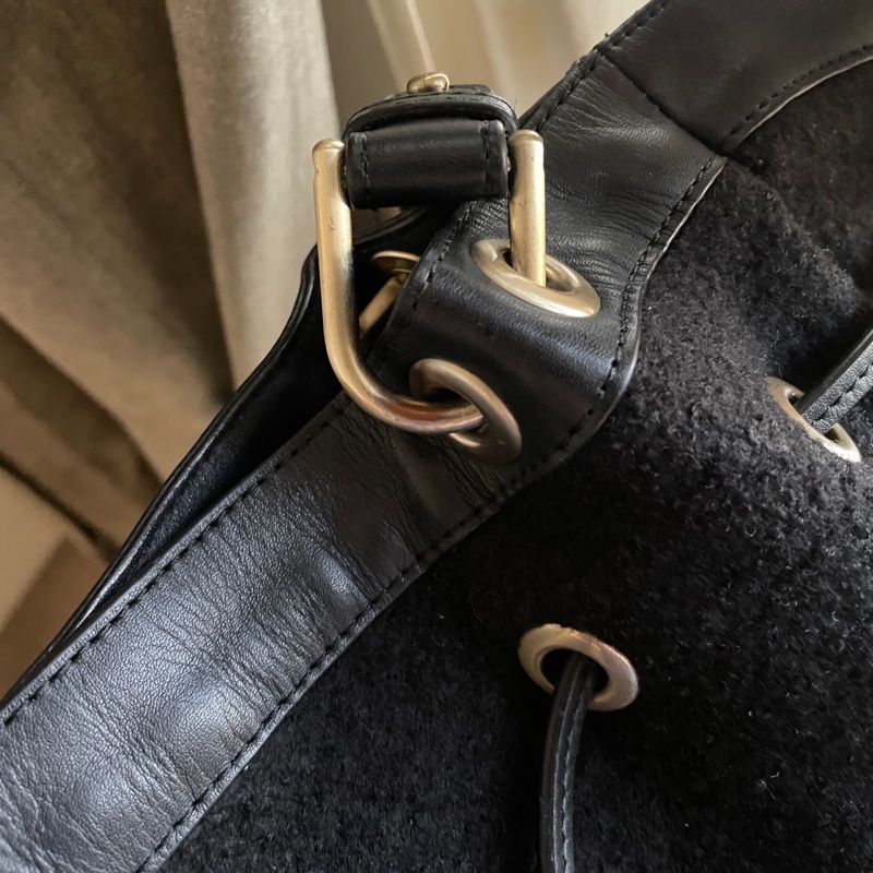 小資通勤 hobo包🍃 agnes b. 羊毛 🍃托特包/側背包/媽媽包/手提🍃 正品🍃 況好🍃異材質拼接🍃抽繩 🍃@🎠瀟瀟的#LV#Chanel#Dior#Gucci#YSL /Prada /Burberry /Celine /Chloe /Bally /Tods /BV /MiuMiu /MJ-31