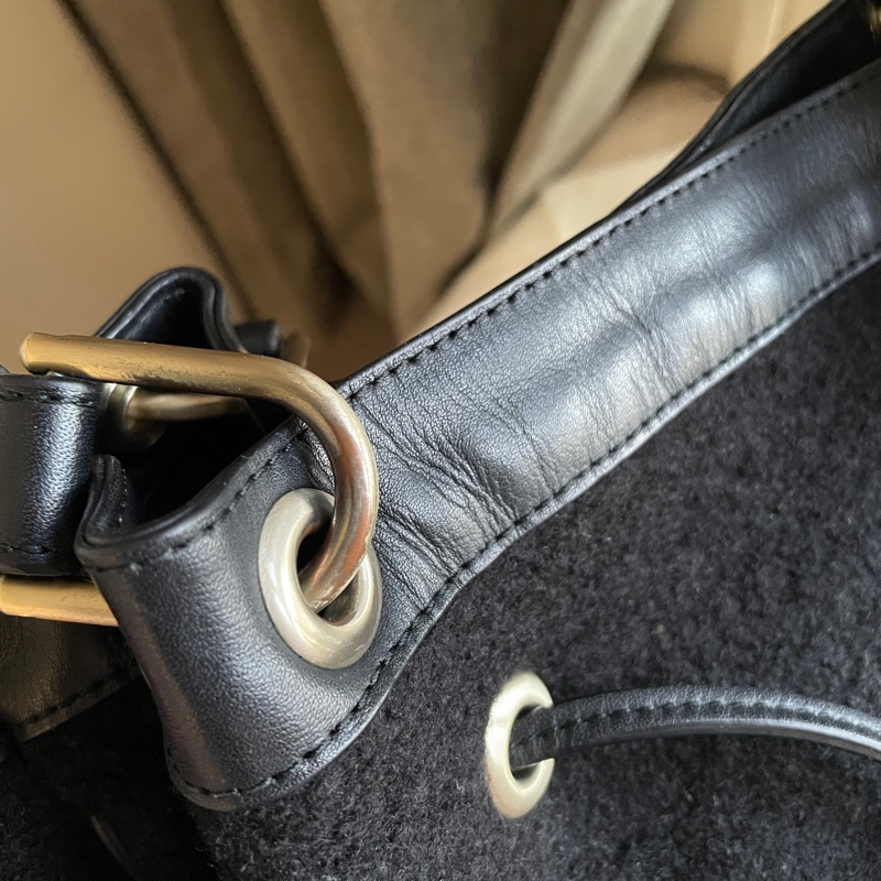 小資通勤 hobo包🍃 agnes b. 羊毛 🍃托特包/側背包/媽媽包/手提🍃 正品🍃 況好🍃異材質拼接🍃抽繩 🍃@🎠瀟瀟的#LV#Chanel#Dior#Gucci#YSL /Prada /Burberry /Celine /Chloe /Bally /Tods /BV /MiuMiu /MJ-32