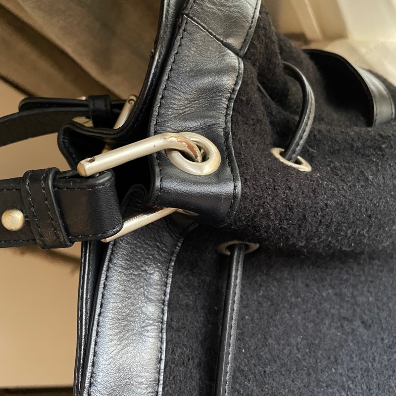 小資通勤 hobo包🍃 agnes b. 羊毛 🍃托特包/側背包/媽媽包/手提🍃 正品🍃 況好🍃異材質拼接🍃抽繩 🍃@🎠瀟瀟的#LV#Chanel#Dior#Gucci#YSL /Prada /Burberry /Celine /Chloe /Bally /Tods /BV /MiuMiu /MJ-33