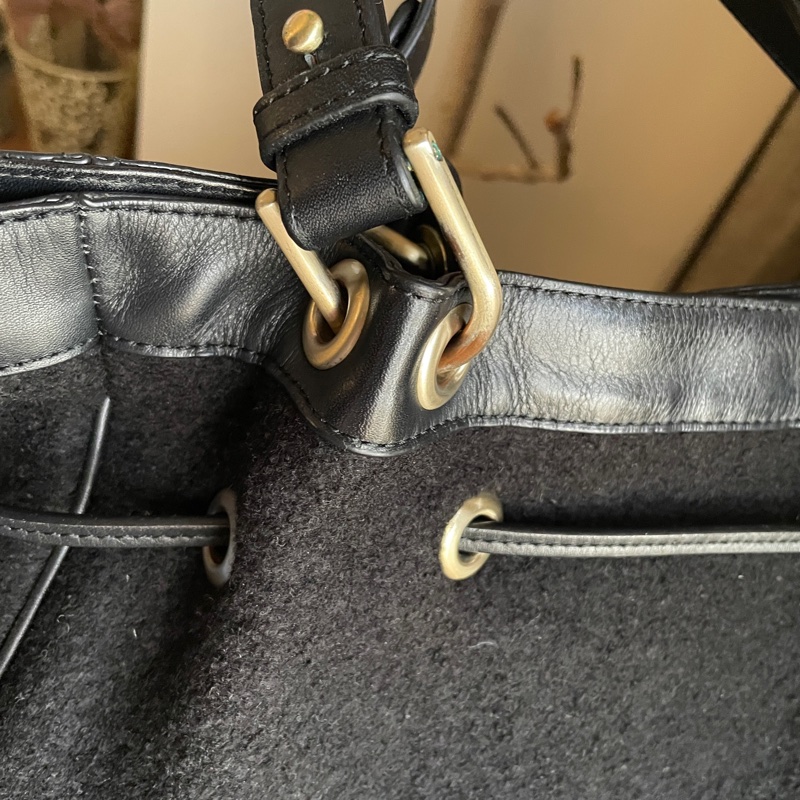 小資通勤 hobo包🍃 agnes b. 羊毛 🍃托特包/側背包/媽媽包/手提🍃 正品🍃 況好🍃異材質拼接🍃抽繩 🍃@🎠瀟瀟的#LV#Chanel#Dior#Gucci#YSL /Prada /Burberry /Celine /Chloe /Bally /Tods /BV /MiuMiu /MJ-34