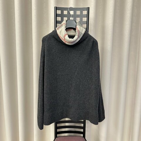 Burberry 羊絨上衣（有袖披風）free size，100% Cashmere，輕柔保暖質感優，炭灰色。