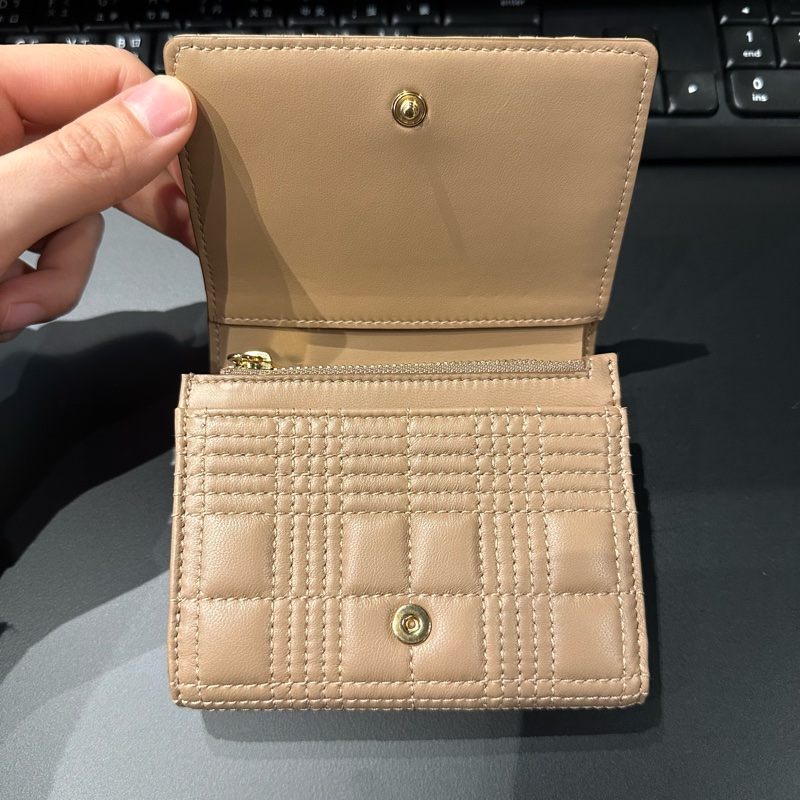 Burberry Lola 衍縫羔羊皮折疊短夾-奶茶色-2