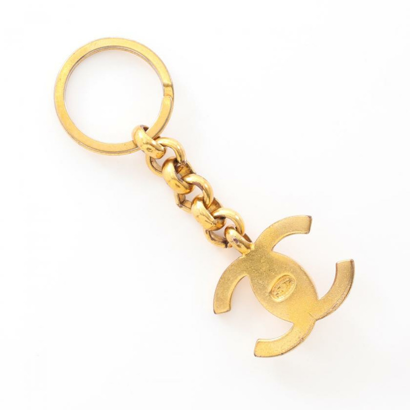 【日本直送】中古CHANEL 9成新 雙C標誌 包包飾品 鑰匙環 鍍金 金色 轉鎖式樣 96P-1