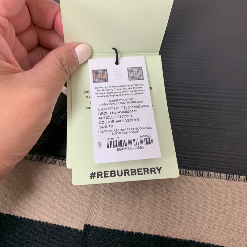 全新熱門字母雙面圍巾Burberry Logo wool scarf品牌大Logo男女皆可用!-4