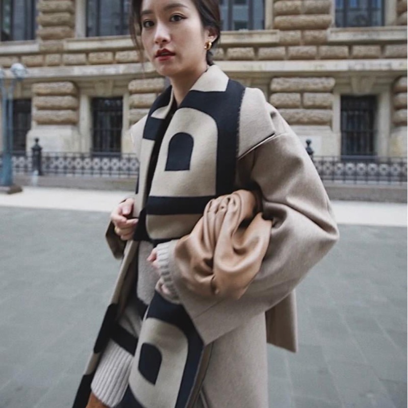 全新熱門字母雙面圍巾Burberry Logo wool scarf品牌大Logo男女皆可用!-0