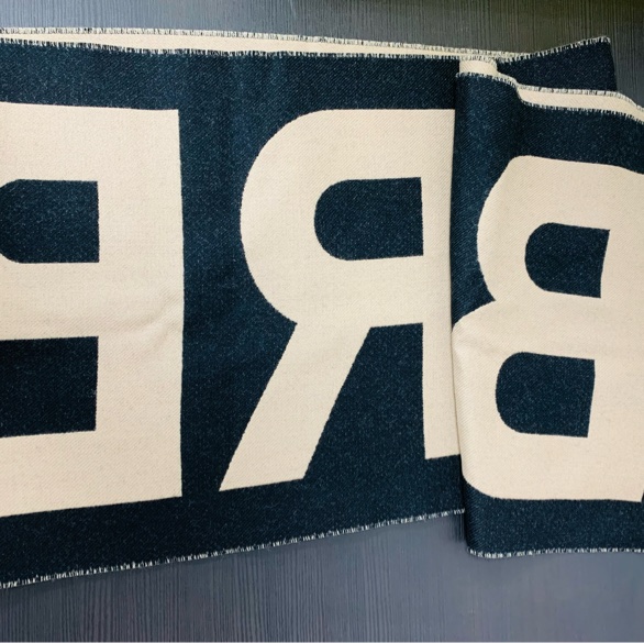 全新熱門字母雙面圍巾Burberry Logo wool scarf品牌大Logo男女皆可用!-2