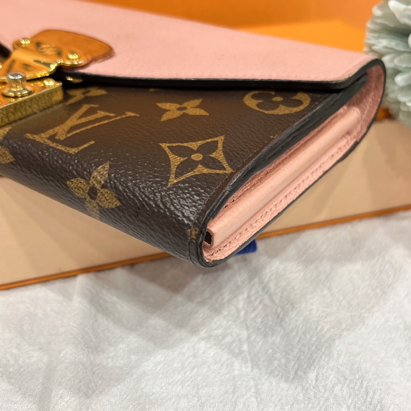 LOUIS VUITTON LV 老花字紋拼粉色皮革 PALLAS1系列二折16卡長夾/皮夾-3
