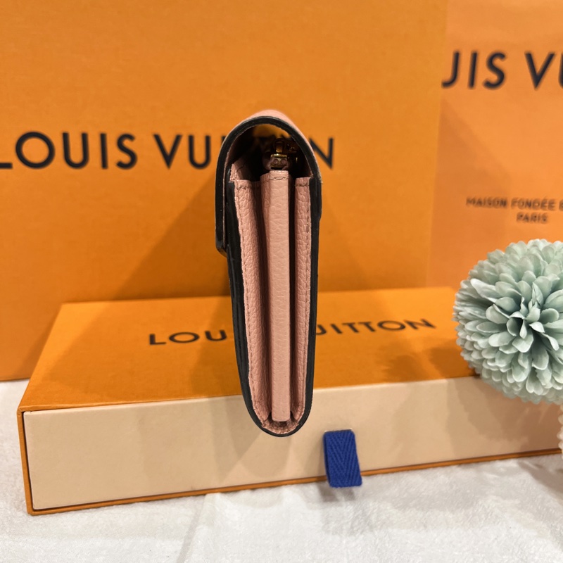 LOUIS VUITTON LV 老花字紋拼粉色皮革 PALLAS1系列二折16卡長夾/皮夾-7