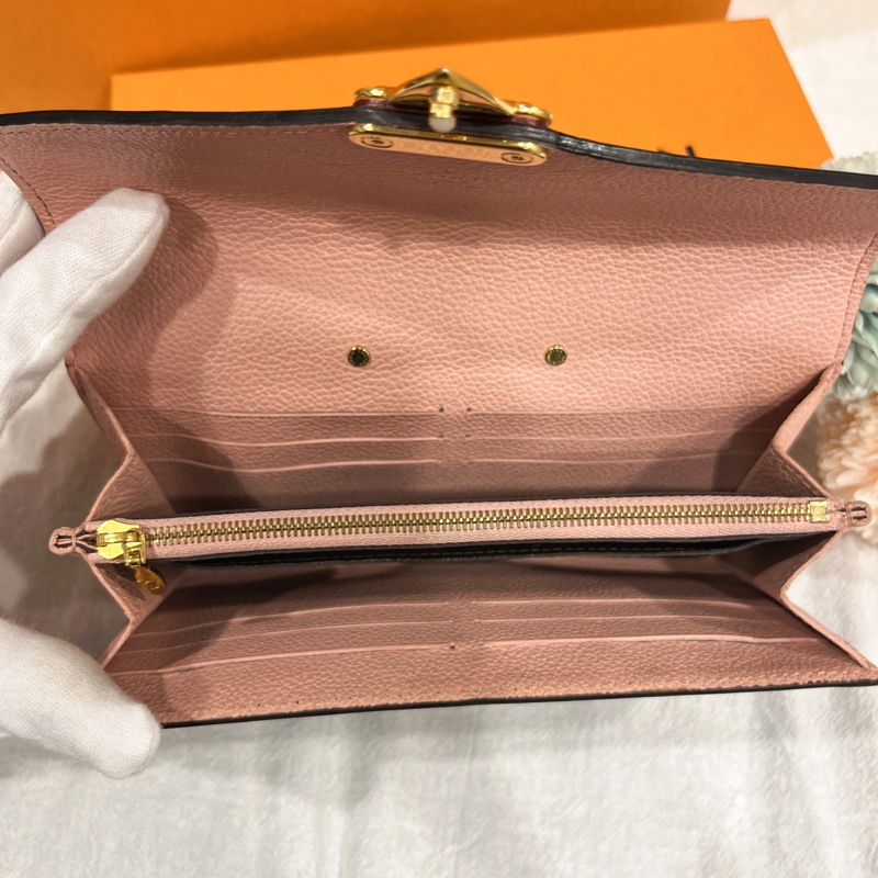 LOUIS VUITTON LV 老花字紋拼粉色皮革 PALLAS1系列二折16卡長夾/皮夾-9