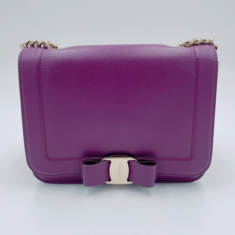 ⭐️客訂商品⭐️Salvatore Ferragamo Vara 蝴蝶結鍊條斜背包(近全新)-2