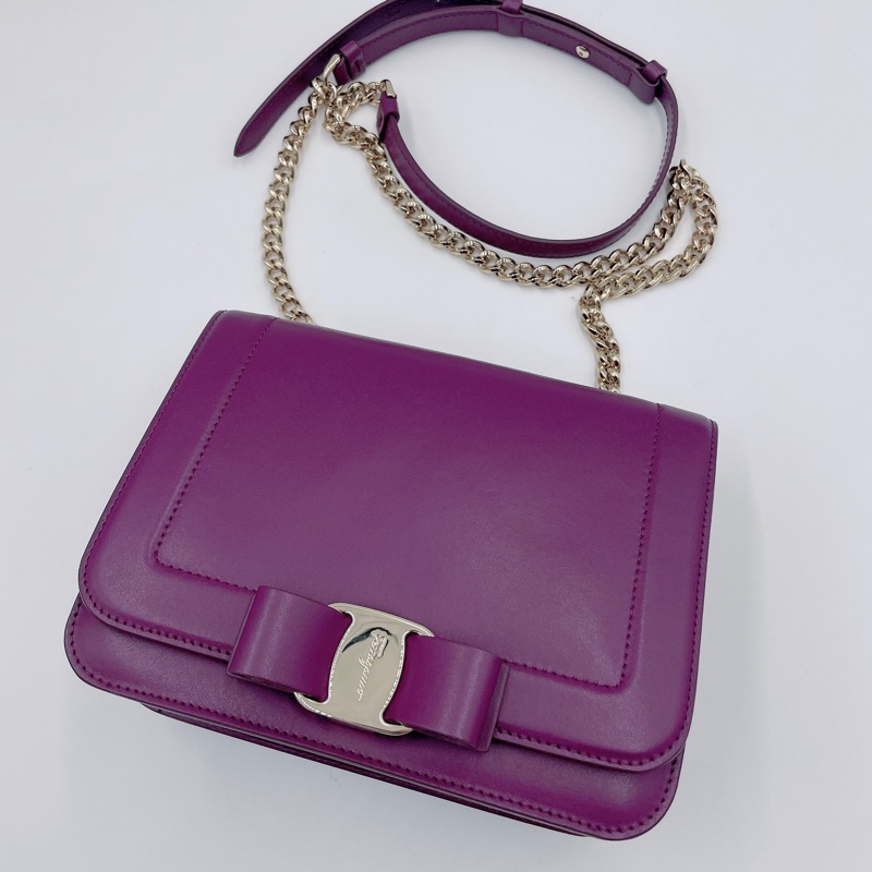 ⭐️客訂商品⭐️Salvatore Ferragamo Vara 蝴蝶結鍊條斜背包(近全新)-4