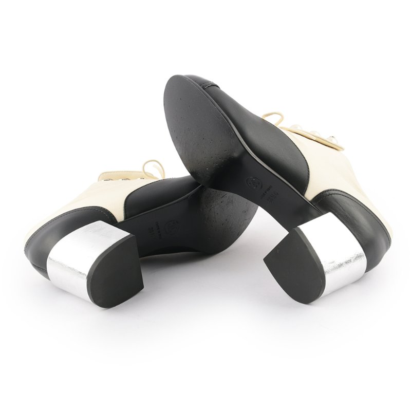 CHANEL 珍珠裝飾綁帶跟鞋(黑色/米白色) (38.5)-4