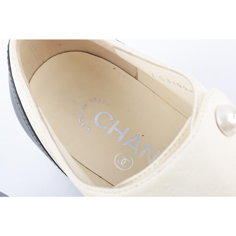 CHANEL 珍珠裝飾綁帶跟鞋(黑色/米白色) (38.5)-6