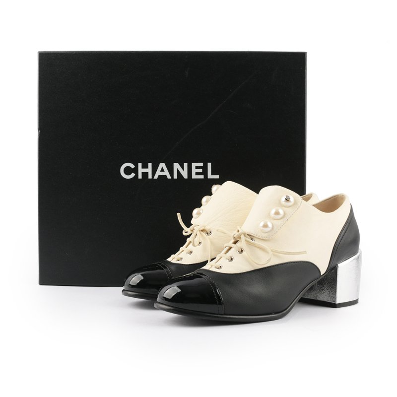 CHANEL 珍珠裝飾綁帶跟鞋(黑色/米白色) (38.5)-7
