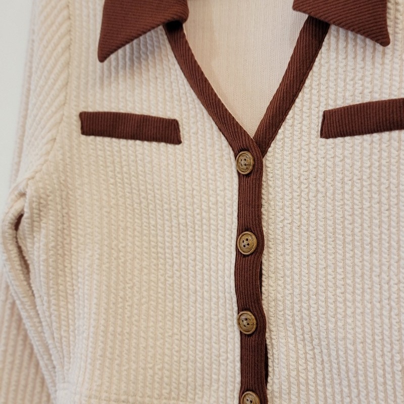 Jcnana蒨蒨 x Petite studio 短版翻領針織 伯爵茶拿鐵 (咖) 翻領長袖 V領 收腰 針織毛衣短版 polo拼接-2