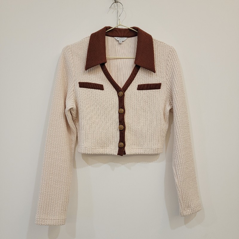 Jcnana蒨蒨 x Petite studio 短版翻領針織 伯爵茶拿鐵 (咖) 翻領長袖 V領 收腰 針織毛衣短版 polo拼接-0