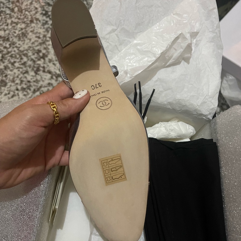 僅試穿 Chanel 炫彩牛皮 法式粗跟 包頭鞋-5