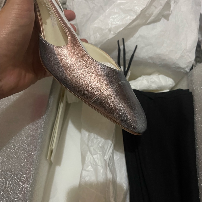 僅試穿 Chanel 炫彩牛皮 法式粗跟 包頭鞋-7