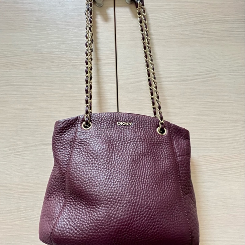 DKNY 酒紅色香奈兒風荔枝牛皮鍊條包-1