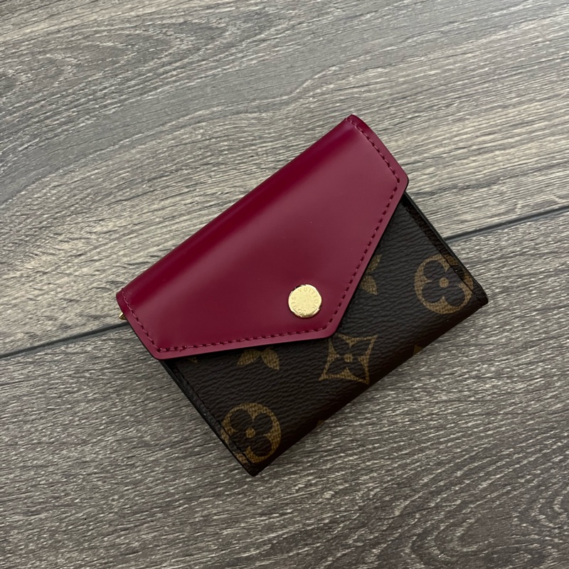 LV Zoe 經典花紋紫紅色皮革短夾-0