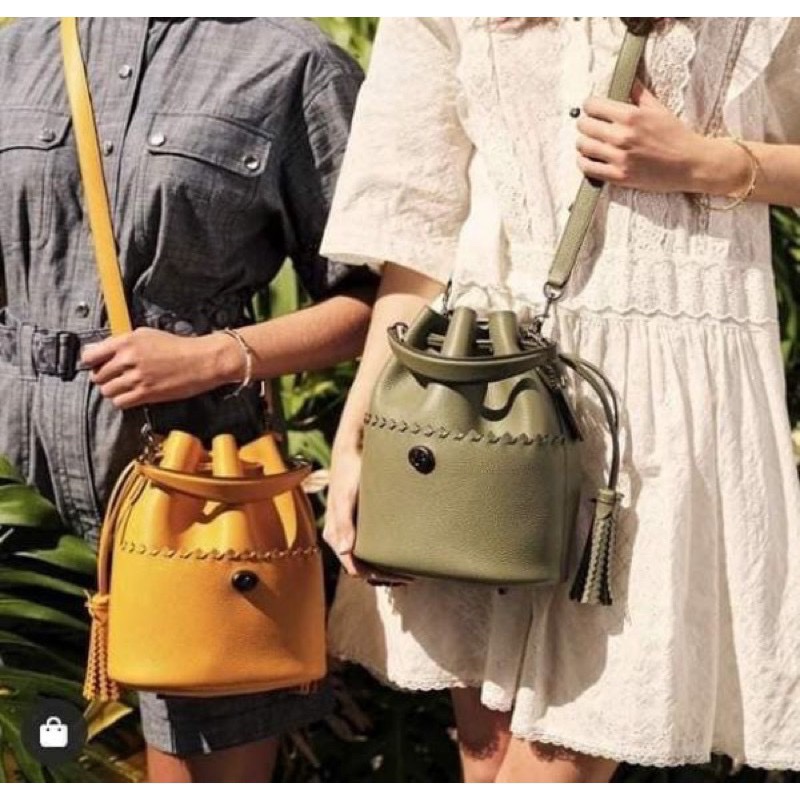 全新-COACH Lora Bucket 編織車縫質感荔枝紋皮革流蘇吊飾手提/斜側肩背兩用抽繩水桶包-6