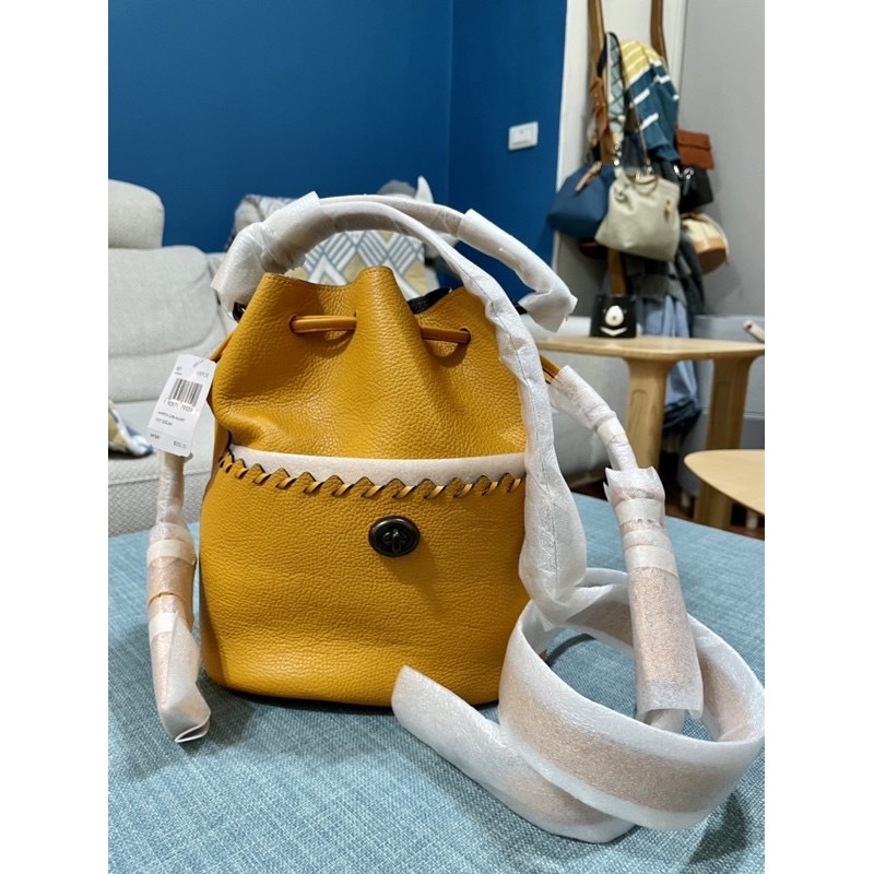 全新-COACH Lora Bucket 編織車縫質感荔枝紋皮革流蘇吊飾手提/斜側肩背兩用抽繩水桶包-7